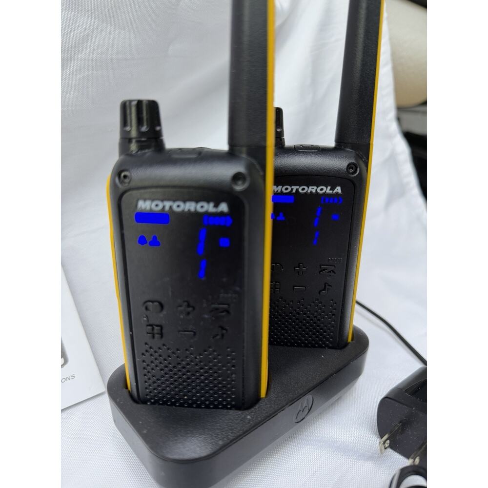 Motorola Talkabout T472 22-Channels 2-Way Radio Set With The Charging Base - Picture 5 of 9